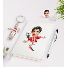 BK Gift Kişiye Özel Kırmızı-Beyaz Futbolcu Karikatürlü Defter Kalem ve Formalı Metal Anahtarlık Seti Model 1