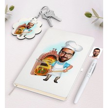 BK Gift Kişiye Özel Erkek Kebapçı Ustası Karikatürlü Beyaz Defter Kalem ve Anahtarlık Hediye Seti