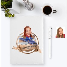 BK Gift Kişiye Özel Yılın En Iyi Hostesi Karikatürlü 2023 Ajanda Kalem Seti - 1