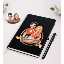BK Gift Kişiye Özel Yılın En Mükemmel Çifti Karikatürlü Siyah Defter ve Kalem Hediye Seti-54