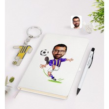 BK Gift Kişiye Özel Sarı-Lacivert Futbolcu Karikatürlü Defter Kalem ve Formalı Metal Anahtarlık Seti Model 1