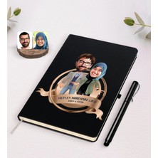 BK Gift Kişiye Özel Yılın En Mükemmel Çifti Karikatürlü Siyah Defter ve Kalem Hediye Seti-60