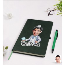 BK Gift Kişiye Özel Erkek Diş Hekimi Karikatürlü Yeşil Termo Deri Defter Kalem Seti Model 3