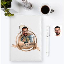 BK Gift Kişiye Özel Yılın En Iyi Balıkçısı Karikatürlü 2023 Ajanda Kalem Seti