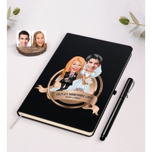 BK Gift Kişiye Özel Yılın En Mükemmel Çifti Karikatürlü Siyah Defter ve Kalem Hediye Seti-16