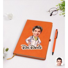 BK Gift Kişiye Özel Erkek Doktor Karikatürlü Turuncu Termo Deri Defter Kalem Seti Model 1