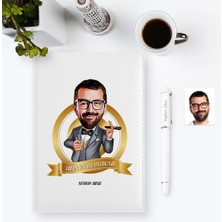 BK Gift Kişiye Özel Yılın En Iyi Patronu Karikatürlü 2023 Ajanda Kalem Seti - 3