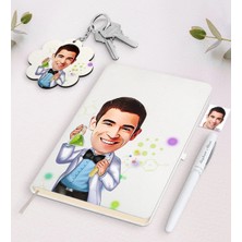 BK Gift Kişiye Özel Erkek Fen Bilimleri Öğretmeni Karikatürlü Beyaz Defter Kalem ve Anahtarlık Hediye Seti-3