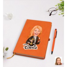 BK Gift Kişiye Özel Kadın Avukat Karikatürlü Turuncu Termo Deri Defter Kalem Seti Model 1
