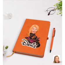 BK Gift Kişiye Özel Kadın Motorcu Karikatürlü Turuncu Termo Deri Defter Kalem Seti Model 1