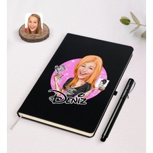 BK Gift Kişiye Özel Kadın Dövme Sanatçısı Karikatürlü Siyah Defter ve Kalem Hediye Seti-1