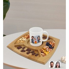 BK Gift Kişiye Özel Sevgililer Karikatürlü Beyaz Kupa ve Doğal Masif Ahşap 4 Bölmeli Sunum Tabağı Çerezlik Hediye Seti-95