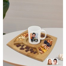BK Gift Kişiye Özel Sevgililer Karikatürlü Beyaz Kupa ve Doğal Masif Ahşap 4 Bölmeli Sunum Tabağı Çerezlik Hediye Seti-17