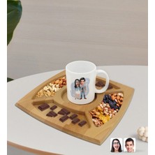BK Gift Kişiye Özel Sevgililer Karikatürlü Beyaz Kupa ve Doğal Masif Ahşap 4 Bölmeli Sunum Tabağı Çerezlik Hediye Seti-81