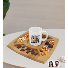 BK Gift Kişiye Özel Sevgililer Karikatürlü Beyaz Kupa ve Doğal Masif Ahşap 4 Bölmeli Sunum Tabağı Çerezlik Hediye Seti-96