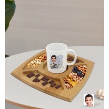 BK Gift Kişiye Özel Erkek Kaptan Pilot Karikatürlü Beyaz Kupa ve Doğal Masif Ahşap 4 Bölmeli Sunum Tabağı Çerezlik Hediye Seti-1
