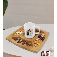 BK Gift Kişiye Özel Sevgililer Karikatürlü Beyaz Kupa ve Doğal Masif Ahşap 4 Bölmeli Sunum Tabağı Çerezlik Hediye Seti-16