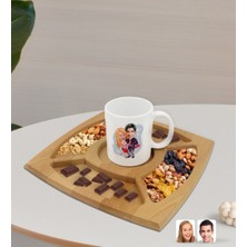 BK Gift Kişiye Özel Sevgililer Karikatürlü Beyaz Kupa ve Doğal Masif Ahşap 4 Bölmeli Sunum Tabağı Çerezlik Hediye Seti-2