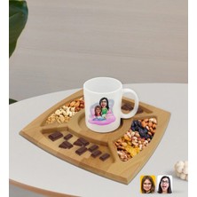 BK Gift Kişiye Özel Anne Kız Karikatürlü Beyaz Kupa ve Doğal Masif Ahşap 4 Bölmeli Sunum Tabağı Çerezlik Hediye Seti-3