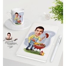 BK Gift Kişiye Özel Erkek Mangalcı Karikatürlü Beyaz Defter Kalem Türk Kahvesi Fincanı Seti-1