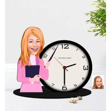 BK Gift Kişiye Özel Bayan Sınıf Öğretmeni Karikatürlü Ahşap Masaüstü Biblo Saat-2