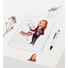 BK Gift Kişiye Özel Bayan Öğretmen Temalı Karikatürlü Beyaz Defter Kalem Hediye Seti - 3