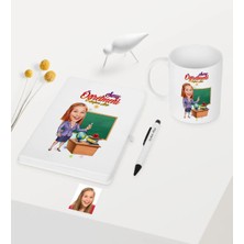BK Gift Kişiye Özel Bayan Öğretmen Temalı Karikatürlü Beyaz Defter Kalem Kupa Seti - 1