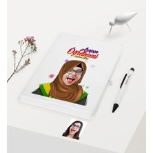 BK Gift Kişiye Özel Tesettürlü Bayan Öğretmen Temalı Karikatürlü Beyaz Defter Kalem Hediye Seti - 3
