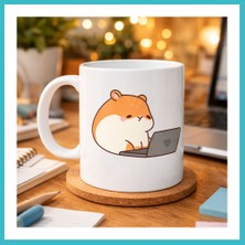 Defne Store Laptoplu Hamster Desenli Porselen Kupa Model 112 – Sevimli Çalışkan Hamster Tasarımlı Kahve Kupası , Ofis & Ev Için Tatlı Hediye Dfnbez