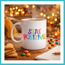 Defne Store Stay Positive Baskılı Porselen Kupa Model 158 – Renkli Motivasyon Yazılı Kahve Kupası – Pozitif Mesajlı Hediye Kupa Dfnbez