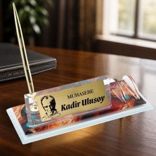 Çılgıntrend Atatürk Siluetli Kişiye Özel Masa Isimliği - Isimli Gold Metal Plakalı Cam Isimlik ve Kalem Seti
