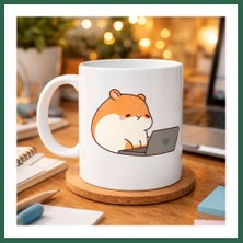 Vintessy Vıntessy Laptoplu Hamster Desenli Porselen Kupa Model 112 – Sevimli Çalışkan Hamster Tasarımlı Kahve Kupası , Ofis & Ev Için Tatlı Hediye BZS01