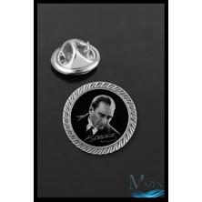 Özkaya Store Mazen Atatürk Portreli Yuvarlak Yaka Rozeti, Metal Kararmaz, Siyah Zeminli, Unisex Aksesuar