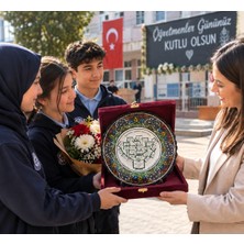 Hatyazan Öğretmenler Günü Hediyesi Hayat Ağacı Motivli Kişiye Özel El Yapımı Kütahya Çini Tabak – Bordo Kadife Kutulu Sınıf Anı Plaketi
