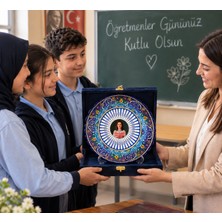Hatyazan Öğretmenler Günü Hediyesi Kişiye Özel Fotoğraflı ve Isimli El Yapımı Kütahya Çini Tabak – Kadife Kutulu Sınıf Anı Plaketi
