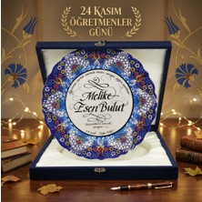 Hatyazan Öğretmenler Gününe Özel Kişiye Özel Kaligrafi Yazılı El Yapımı Kütahya Çini Tabak – Kadife Kutulu Plake