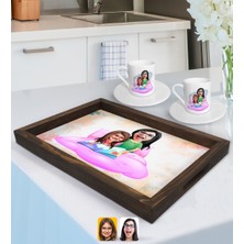 BK Gift Kişiye Özel Anne Kız Karikatürlü Doğal Ahşap Tepsi ve 2’li Kahve Fincan Seti-3