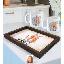BK Gift Kişiye Özel Kadın Chef Karikatürlü Doğal Ahşap Tepsi ve 2’li Kupa Bardak Seti-1