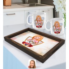 BK Gift Kişiye Özel Isimli Kadın Chef Karikatürlü Doğal Ahşap Tepsi ve 2’li Kupa Bardak Seti