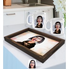 BK Gift Kişiye Özel Mona Lisa Karikatürlü Doğal Ahşap Tepsi ve 2’li Kupa Bardak Seti-1