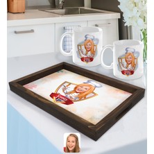 BK Gift Kişiye Özel Isimli Kadın Chef Karikatürlü Doğal Ahşap Tepsi ve 2’li Kupa Bardak Seti-1