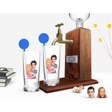 BK Gift Kişiye Özel Renkli Baskılı Sevgililer Karikatürlü Ikili Vodka Bardağı ve Ahşap Vodka Standı Hediye Seti-86
