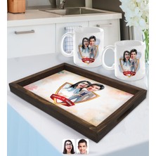BK Gift Kişiye Özel Isimli Sevgililer Karikatürlü Doğal Ahşap Tepsi ve 2’li Kupa Bardak Seti-81