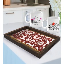 BK Gift Kişiye Özel Evin Hanımı ve Evin Reisi Tasarımlı 2'li Kupa Bardak Seti ve Doğal Ahşap Tepsi-1