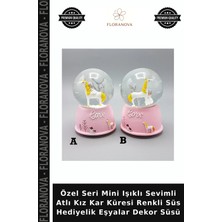 Floranova Özel Seri Mini Işıklı Sevimli Atlı Kız Kar Küresi Renkli Süs Hediyelik Eşyalar Dekor Süsü