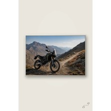 Adventure Motosikleti — Dağ Patikası — 30×40 cm — Beyaz Metal Çerçeveli Kanvas Tablo