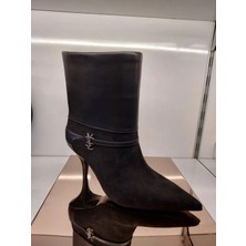 Purple Shoes Süet ve Deri Gümüş Metal Logolu Alçak Topuk Bot