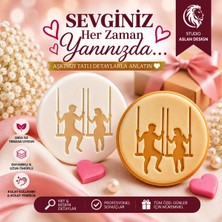 Studio Aslan Design Salıncakta Sevgili Çift Şeker Hamuru ve Kurabiye Kalıbı | Romantik Çift Kabartma Damga | Sevgililer Günü Aşk Nişan Düğün Kalıbı