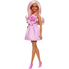 MUJGAN Barbie Fashionistas Oyuncak Bebek No. 238, Pastel Pembe Saçlı, Gül Üstlü, Askısız Elbise, Inci Saç Tokası ve Yüksek Topuklu Kayışlı Ayakkabı, HYT94