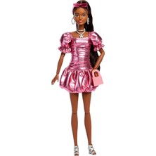 MUJGAN Barbie Stil Ikonu Bebek, Balon Etekli Metalik Mercan Rengi Elbise Giyen ve Güneş Gözlüğü, Mücevher ve El Çantası Gibi Aksesuarlar Takan, At Kuyruğu Siyah Saçlarıyla, JFP41